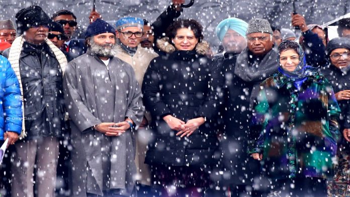 श्रीनगर में विपक्षी नेताओं के साथ राहुल गाँधी