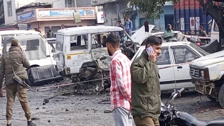 गणतंत्र दिवस से पहले जम्मू में दोहरा बम ब्लास्ट: कई टुकड़ों में बँट गई गाड़ी, 6 घायल