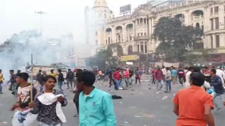 पत्थरबाजी, मारपीट, भगदड़…बंगाल में तृणमूल और ISF के उपद्रवियों ने खुली सड़क पर काटा बवाल, पुलिस को पत्थर फेंके; 19 गिरफ्तार