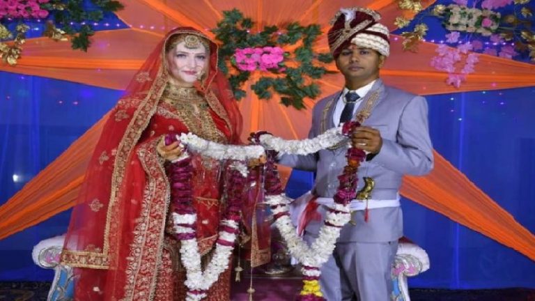 पवन के प्यार में 6000 Km दूर से खिंची चली आई क्रिस्टल: हिन्दू रीति-रिवाज से की शादी, स्वीडन की महिला को यूपी के युवक से फेसबुक पर हुआ था प्यार
