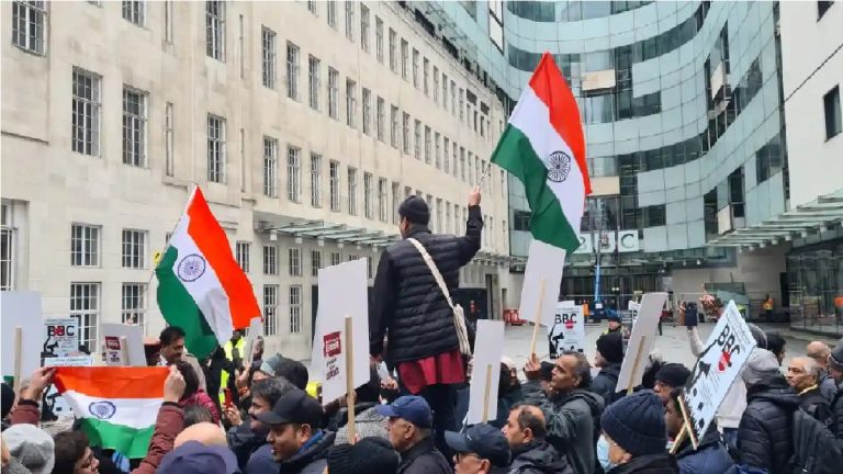 BBC शर्म करो… UK में मीडिया संस्थान के बाहर गूँजा ‘भारत माता की जय’, लोगों ने पूछा – गोधरा में मारे गए हिन्दुओं के परिजनों का इंटरव्यू लिया?