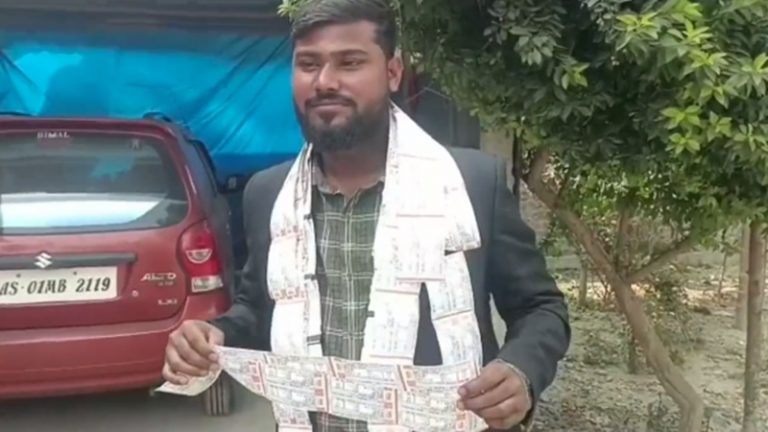 इस्लाम ने ‘पठान’ के खरीदे 120 टिकट, गले में माला जैसे लटका हिंदू संगठनों पर उगला जहर: Video से आया असम पुलिस की रडार पर