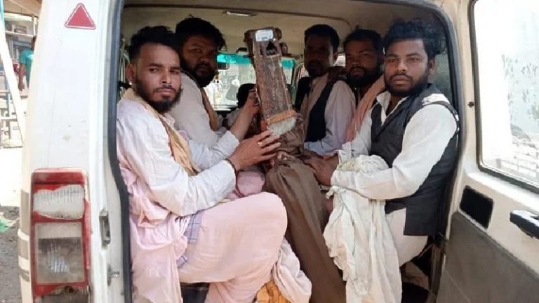 साधु के वेश में माँग रहे थे भीख, निकले मुस्लिम: बिहार में 6 युवकों की धुनाई के बाद ग्रामीणों ने पुलिस को सौंपा, दावा – तलाशी में चाकू-छुरे भी मिले
