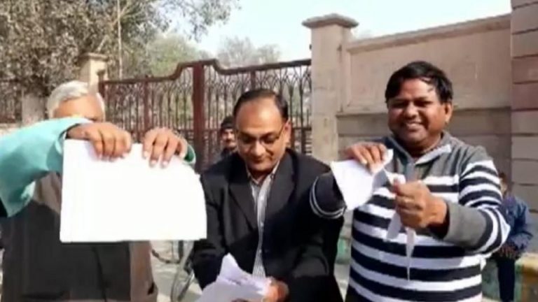 ‘इसमें नारियों के लिए अपशब्द, सर्व समाज को बेवकूफ बनाया’: लखनऊ में जलाई गई रामचरितमानस की प्रतियाँ, स्वामी प्रसाद मौर्य को सपा ने बनाया महासचिव