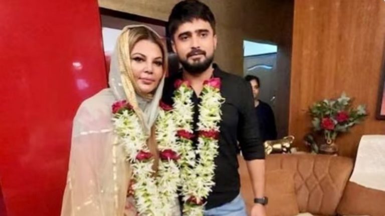‘मैंने इस्लाम कबूल किया’: शौहर के साथ उमराह करने जाएँगी हिजाबी राखी सावंत, आदिल ने गर्भपात की खबरों को नकारा