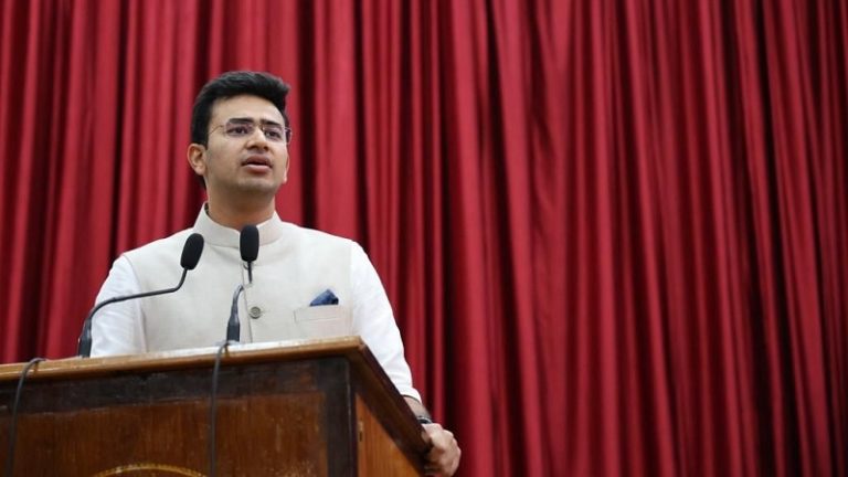 ‘गलती से खुला विमान का इमरजेंसी डोर, तुरंत माँगी माफ़ी’: मंत्री सिंधिया की बात पर यात्रियों ने लगाई मुहर, तेजस्वी सूर्या बोले – हो रही राजनीति