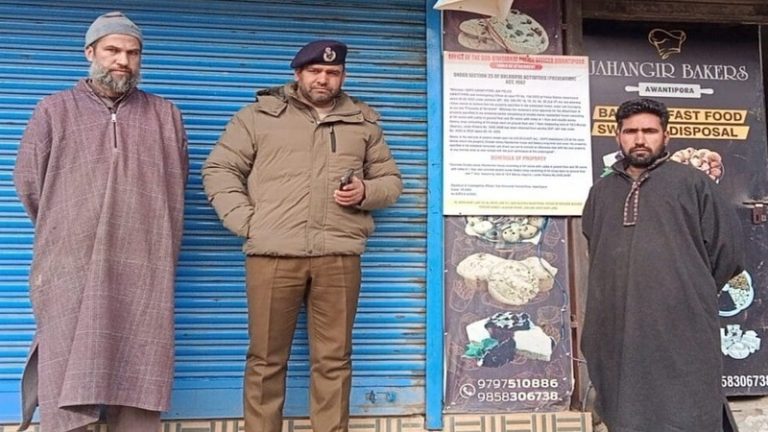 बेकरी की दुकान में आतंकियों को छिपाया, सेना की मूवमेंट की दी हर जानकारी: कश्मीर पुलिस ने की शफी लोन की प्रॉपर्टी जब्त, बेटों ने की थी दहशतगर्दों की मदद