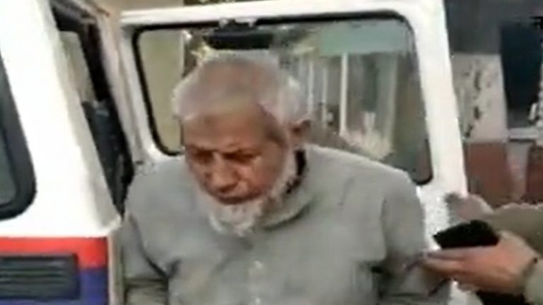 टॉफी देने के बहाने बुजुर्ग इमाम ने हिंदू बच्ची को मस्जिद में बुलाया, अंदर करने लगा छेड़खानी: ग्रामीणों ने पीटा, पुलिस ने गिरफ्तार किया