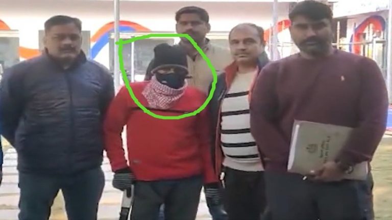 राजेश बनकर हड़पा हिन्दू महिला का फ्लैट, बुलंदशहर ले जाकर गोली मारी: 10 महीने बाद दिल्ली पुलिस ने शाकिर और फैज को पकड़ा, दोनों चोरी की स्कूटी पर घूम रहे थे