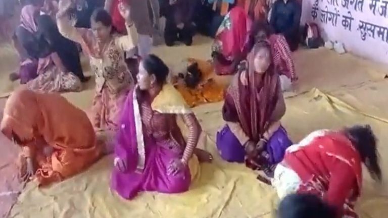 जमीन पर लोटती, सिर झटकती औरतें… कौशांबी में लगा था यीशु दरबार: हिंदुओं को ईसाई बनाने के आरोपों के बाद प्रशासन ने बंद करवाया