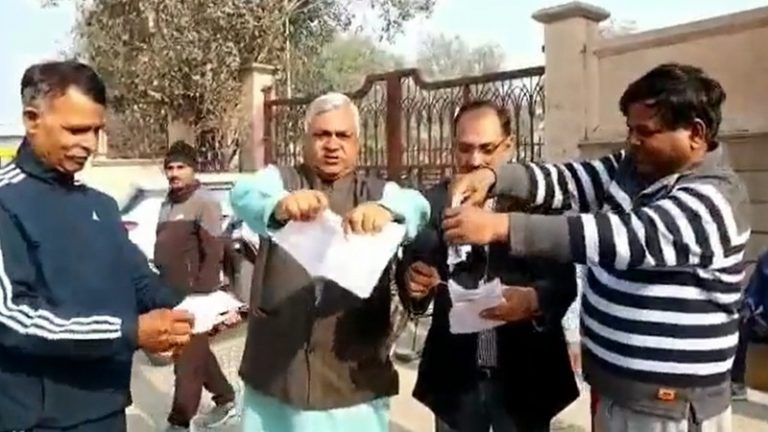रामचरितमानस जलाने वालों में सलीम भी, अब अखिलेश यादव को भी हिन्दू ग्रन्थ से समस्या: यूपी पुलिस ने 5 को गिरफ्तार किया, स्वामी प्रसाद मौर्य बयान पर कायम