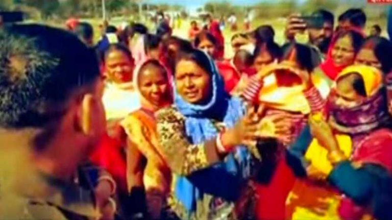 झारखंड के एक घर में प्रार्थना सभा के नाम पर लगा था जमावड़ा, ग्रामीणों ने किया विरोध: कहा- बाहर से आते हैं पादरी, लालच दे करते हैं धर्मांतरण