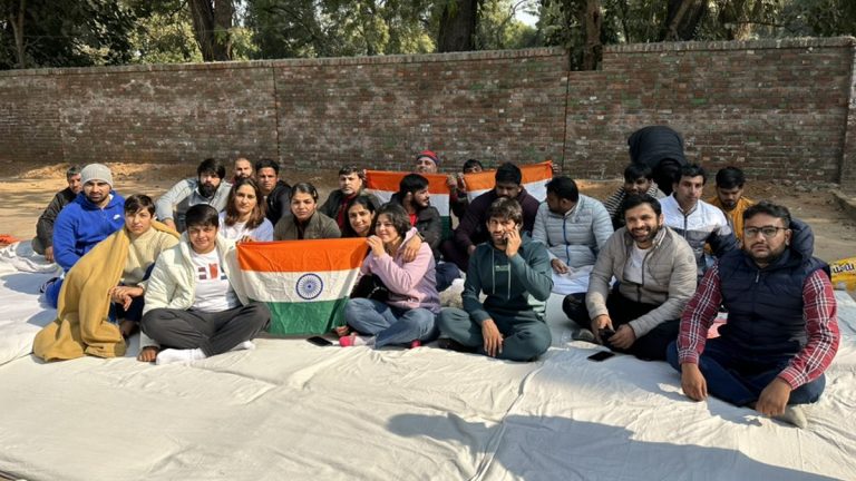 जंतर-मंतर पर पहलवान: कुश्ती संघ के अध्यक्ष पर यौन शोषण, गाली देने-थप्पड़ मारने के आरोप; बोलीं विनेश फोगट- पता नहीं जिंदा रहूँगी या नहीं