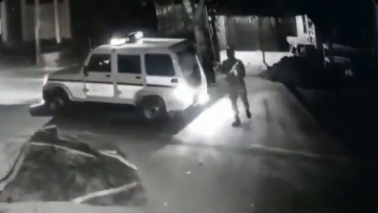 लकड़ी की दुकान से जलावन चुरा कर ले गए पुलिस वाले: बिहार पुलिस ने आरोप का किया खंडन, कहा – असामाजिक तत्व फैला रहे झूठ