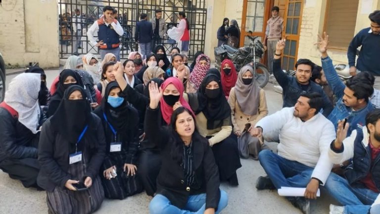 ड्रेस कोड के बावजूद बुर्का में पहुँचीं मुस्लिम छात्राएँ, प्रवेश नहीं मिला तो धरने पर बैठ गईं: अन्य लड़कियों ने कहा – समानता के लिए यूनिफॉर्म ज़रूरी, फॉलो करो रूल्स
