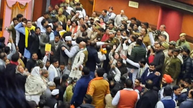 मेयर चुनाव से पहले MCD बना अखाड़ा, चली कुर्सियाँ: मनोनीत पार्षदों के शपथ ग्रहण पर AAP का हंगामा, सदन स्थगित