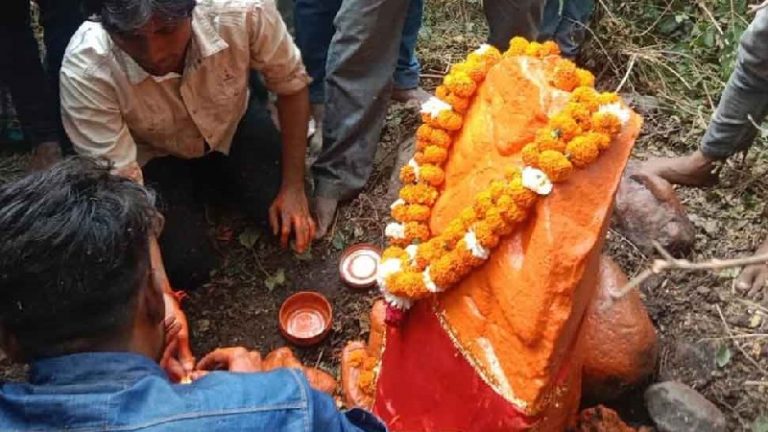 दरगाह-ए-हकीमी की खेत में गंदगी में पड़ी मिली हनुमान प्रतिमा: हिंदुओं ने ताला तोड़ की पूजा-अर्चना, कहा- 1912 के नक्शे में मंदिर का जिक्र