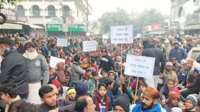 गफूर बस्ती अतिक्रमणकारियों महिलाओं