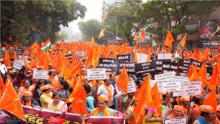 जो हिंदू हित का काम करेगा, वही देश पर राज करेगा… ‘लव जिहाद’, ‘लैंड जिहाद’ और धर्मांतरण के खिलाफ सड़क पर उतरे लाखों हिन्दू, महिलाओं ने किया विरोध प्रदर्शन का नेतृत्व