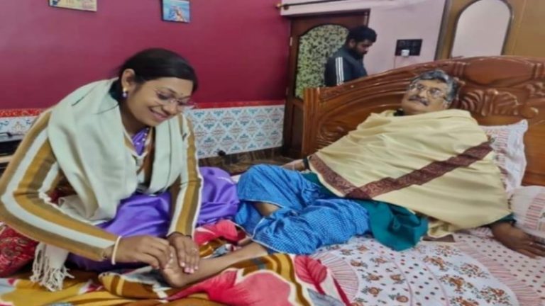 बेड पर लेटे TMC विधायक, पैर दबा रही महिला पंचायत सदस्य: फोटो वायरल, बोले ममता बनर्जी के MLA- सर्जरी हुई है, बहुत दर्द हो रहा था