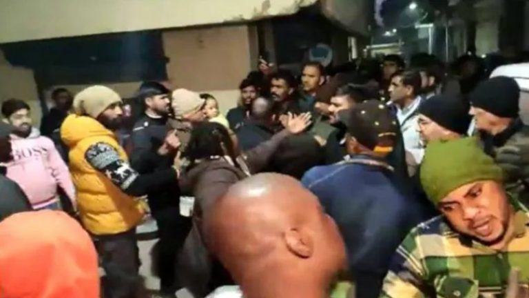 दिल्ली पुलिस की टीम पर 100 नाइजीरियनों ने किया हमला, अपने साथी को भी हिरासत से भगाया: दोबारा रेड में महिला सहित 4 पकड़ाए