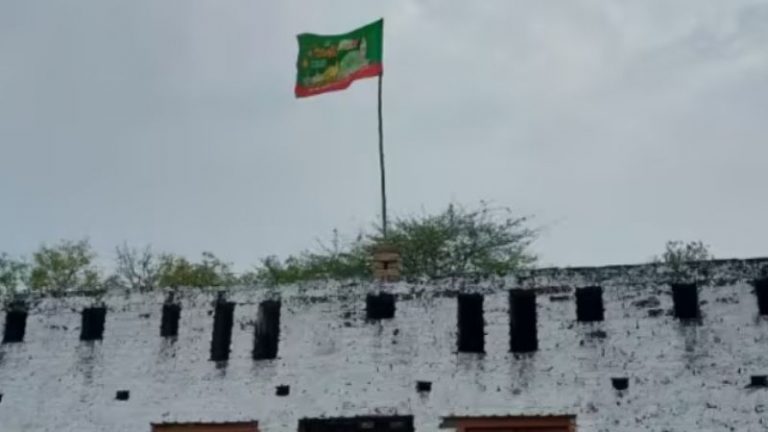 ‘इस्लाम में नहीं फहराया जाता है तिरंगा’: यूपी के मदरसे में गणतंत्र दिवस पर फहराया इस्लामी झंडा, हाफिज-तबरेज हिरासत में