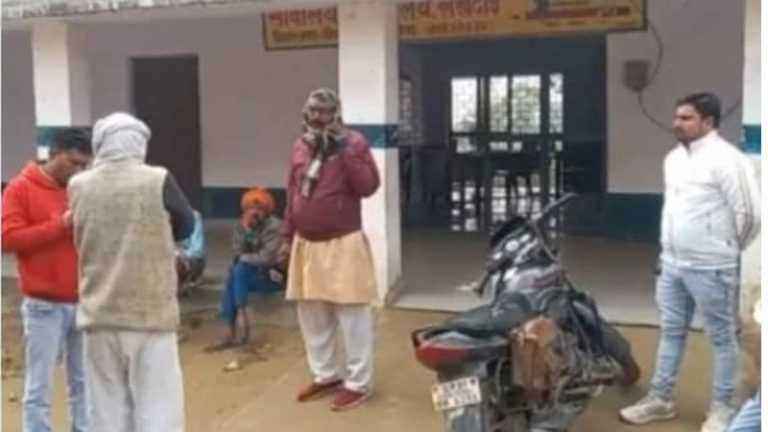 प्राइमरी स्कूल में 26 जनवरी, मुस्लिम टीचर का भारत माता को पुष्प अर्पित करने से इनकार: मजहब का दे रहा था हवाला, देखिए Video