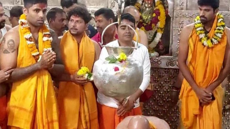 बाबा महाकाल की भस्म आरती में शामिल हुए सूर्यकुमार, कुलदीप और सुंदर: ऋषभ पंत के लिए की प्रार्थना, धोती पहन किया पंचामृत अभिषेक