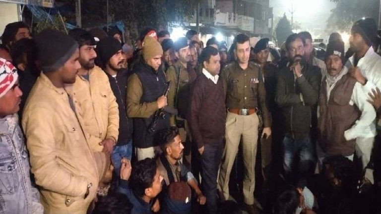 मंदिर के लाउडस्पीकर की आवाज कम कराने आए मुस्लिम, मना करने पर पुजारी को घर में घुसकर पीटा: रतलाम की घटना, 9 पर FIR