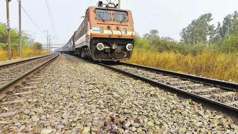 बिहार में 2 किलोमीटर रेलवे पटरी चोरी: इससे पहले रेल इंजन, पुल, मोबाइल टॉवर और सड़क भी गायब कर चुके हैं चोर