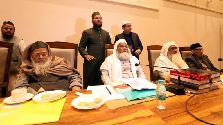 अगर ये आग ज्वालामुखी बनी तो सब ख़ाक हो जाएगा… लखनऊ में मुस्लिम बोर्ड की बैठक, UCC के खिलाफ लड़ाई का ऐलान: कहा – फैलाया जा रहा नफरत का ज़हर