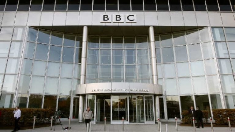 दिल्ली स्थित BBC दफ्तर पर इनकम टैक्स का छापा, दावा – कर्मचारियों के फोन लिए, सील हो सकता है ऑफिस: कॉन्ग्रेस-महुआ मोइत्रा ने शुरू किया रोना