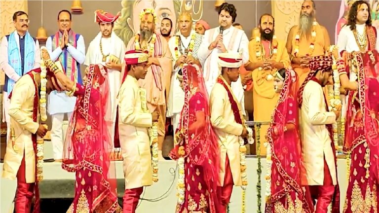 भावुक माहौल के बीच बागेश्वर धाम में वैवाहिक बंधन में बँधे 125 जोड़े, इनमें 58 अनाथ लड़कियाँ: माँ के चरणों में दंडवत दिखे पंडित धीरेन्द्र कृष्ण शास्त्री