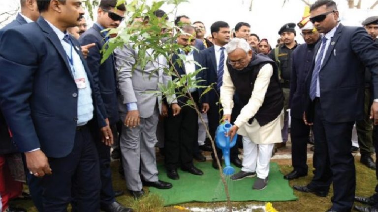 एक तरफ ‘जल, जीवन हरियाली मिशन’, दूसरी तरफ CM नीतीश के कार्यक्रम के लिए उजाड़ दिया पूरा उद्यान: जमुई में उद्घाटन के अगले ही दिन बंद हो गई थी स्मार्ट क्लास