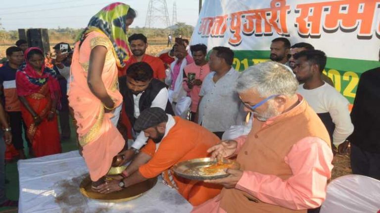 250 लोगों ने की घर वापसी, प्रबल प्रताप जूदेव ने गंगाजल से पखारे चरण: कहा- ईसाई मिशनरियों की करतूतों को अनदेखा कर रही कॉन्ग्रेस सरकार