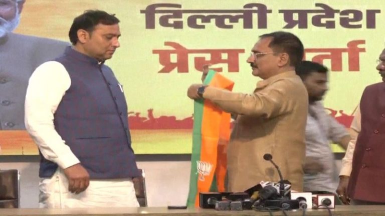‘पार्टी में घुट रहा था दम’: AAP पर भ्रष्टाचार का आरोप लगा पार्षद पवन सहरावत हुए BJP में शामिल, बताया- बड़े नेताओं ने MCD सदन में हंगामा करने को कहा था
