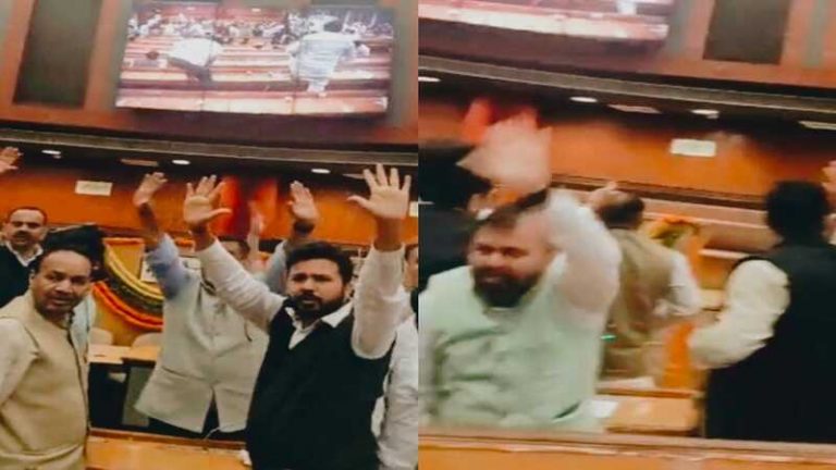 जूठे सेब से मारा-मारी, लात-घूँसों से बचने के लिए टेबल का सहारा: मेयर से ज्यादा ‘पावर’ वाली कुर्सी के लिए दिल्ली MCD में लड़ाई