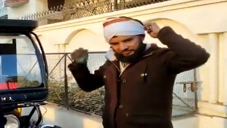 तिरंगा से ई-रिक्शा पोंछ रहा था जितुल्लाह, रोकने पर मुस्कुराता रहा: UP पुलिस ने दर्ज किया मामला