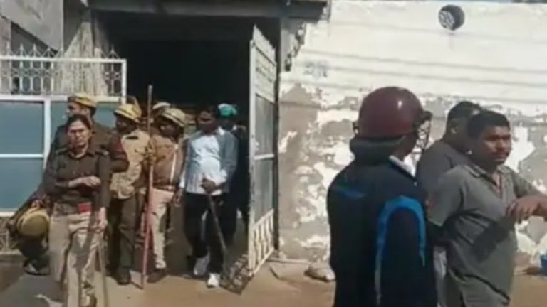 नूँह में पत्थरबाजी-फायरिंग: बाइक की रफ्तार का विवाद सांपद्रायिक हिंसा में बदला, नत्थूराम के घर पर भीड़ का हमला; छावनी में बदला इलाका