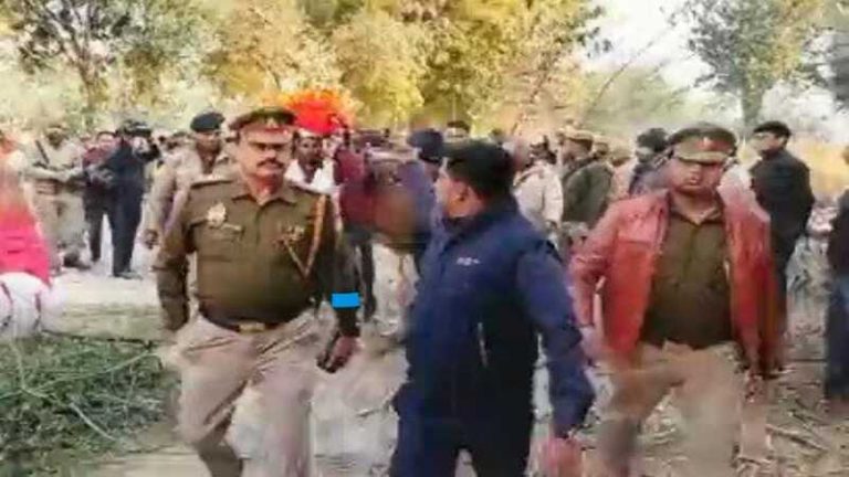 कानपुर में जहाँ जल मरी माँ-बेटी, वहाँ सबसे पहले शिवलिंग तोड़े जाने का दावा: डिप्टी CM के भरोसे पर अंतिम संस्कार को माने परिजन