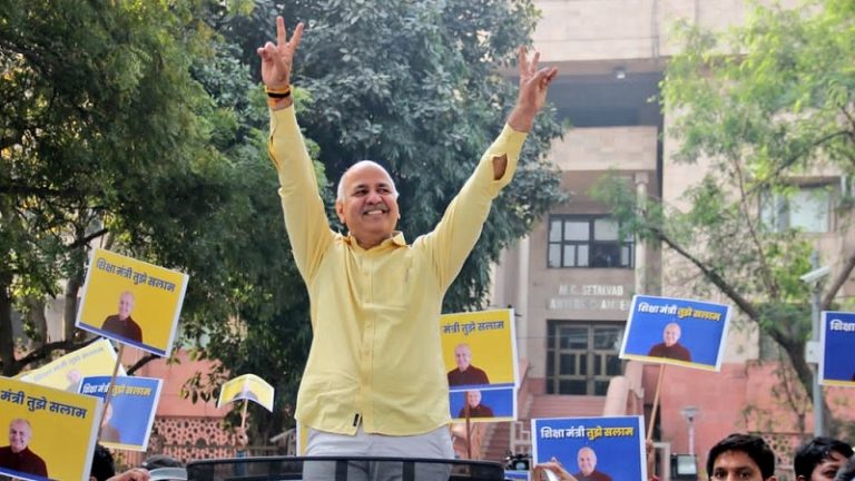 गिरफ्तार हुए दिल्ली के डिप्टी CM मनीष सिसोदिया: शराब घोटाले में CBI की कार्रवाई, BJP नेताओं ने कहा – गली-गली में शोर है, मनीष सिसोदिया चोर है