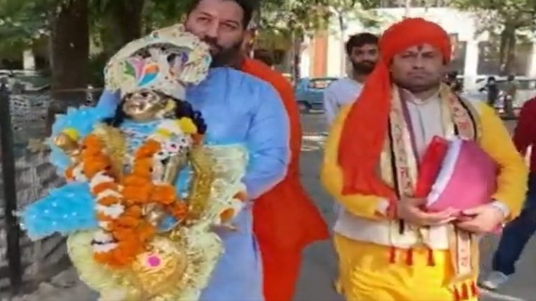 जज ने सभी वादियों (ठाकुरजी सहित) को हाजिर होने कहा, हिंदू पक्ष भगवान कृष्ण की मूर्ति संग कोर्ट में: श्री कृष्ण जन्मभूमि और ईदगाह मामला