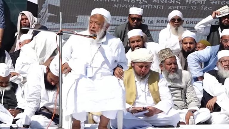 ‘ॐ ही अल्लाह, आदम हिन्दुओं का पूर्वज’: मौलाना मदनी के बयान से जमीयत के मंच पर बवाल, नीचे उतर गए हिन्दू-जैन धर्मगुरु