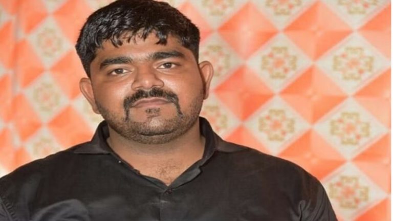 गोरक्षक मोनू मानेसर और लोकेश सिंगला का नाम FIR से हटा: महापंचायत का ऐलान- अजन्मे बच्चे के हत्यारे पुलिसकर्मी भेजे जाएँ जेल
