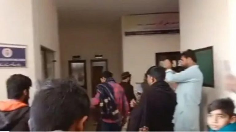 इस्लामी कट्टरपंथियों ने थाने पर हमला कर ईशनिंदा के आरोपित को पीटा, फिर आग के हवाले कर दिया: भीड़ में बच्चे भी शामिल, पाकिस्तानी पुलिस देखती रही