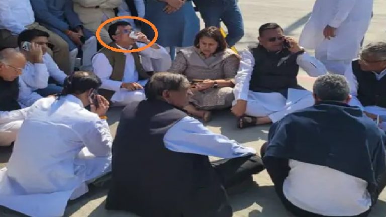 दिल्ली एयरपोर्ट पर कॉन्ग्रेसियों का धरना, ‘मोदी तेरी कब्र खुदेगी’ का नारा: पवन खेड़ा गिरफ्तार, सुप्रीम कोर्ट के आदेश पर जमानत