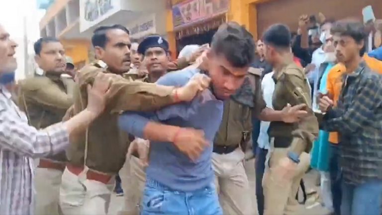 बिहार पुलिस ने सेना के जवान को परिवार के सामने घसीट-घसीट कर पीटा, माँ-बहन की गंदी-गंदी गालियाँ दी, जेल में कैद कर दिया: नसीम अख्तर ने की थी FIR