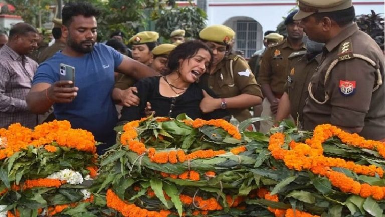 मुझे मेरे पति से मिलवाओ, वरना जान से दूँगी… अतीक अहमद के गुंडों ने यूपी पुलिस के संदीप निषाद को भी मार डाला: गरीब है परिवार, ‘दलित संगठनों’ ने साधी चुप्पी