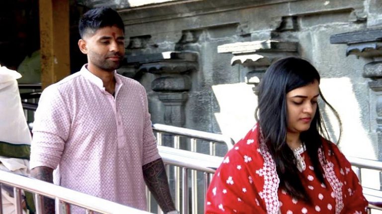 पत्नी सहित तिरुमला तिरुपति मंदिर पहुँचे सूर्यकुमार यादव, उनका नाम लेकर दिलीप मंडल फैलाता है हिन्दू घृणा: महाकाल-पद्मनाभस्वामी का भी किया था दर्शन