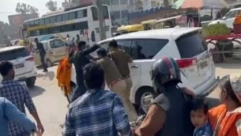 स्वागत को खड़े थे लोग, गाड़ी रुकते ही फेंकी स्याही और काले झंडे: रामचरितमानस का अपमान करने वाले स्वामी प्रसाद मौर्य का विरोध, गूँजा ‘जय श्री राम’